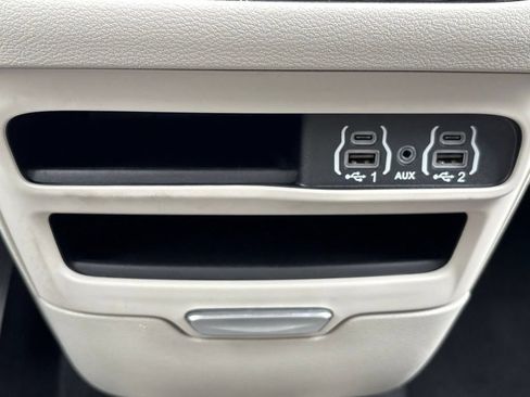 Used 2023 Chrysler Pacifica Touring-L FWD image 19