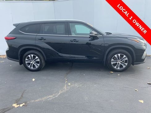 Used 2022 Toyota Highlander XLE image 2