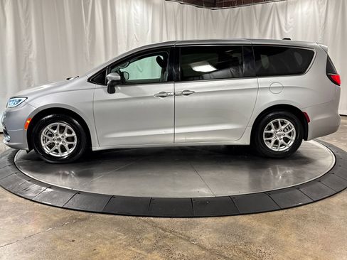 Used 2023 Chrysler Pacifica Touring-L FWD image 8