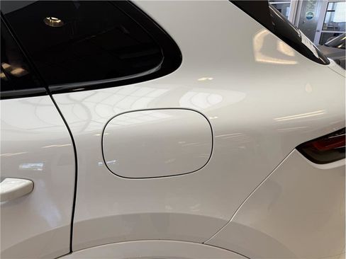 Used 2022 Porsche Cayenne E-Hybrid w/ Premium Plus Package image 26