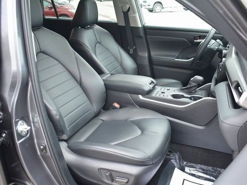 Used 2023 Toyota Highlander XLE AWD/4WD image 21