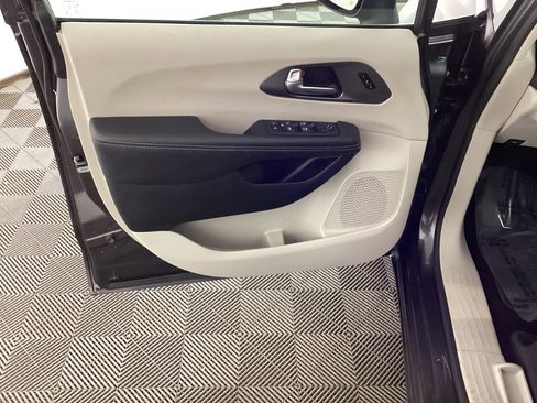 Used 2023 Chrysler Pacifica Touring-L image 18