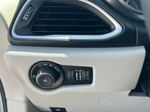 Used 2024 Chrysler Pacifica Touring-L FWD image 20