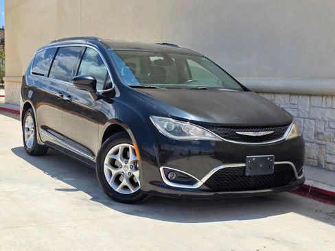 Used 2017 Chrysler Pacifica Touring-L w/ Tire & Wheel Group FWD image 1