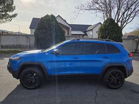 Used 2018 Jeep Cherokee Trailhawk image 3