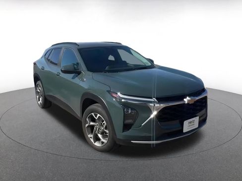 Used 2025 Chevrolet Trax LT image 3