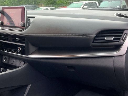 Used 2025 Nissan Rogue SV image 18