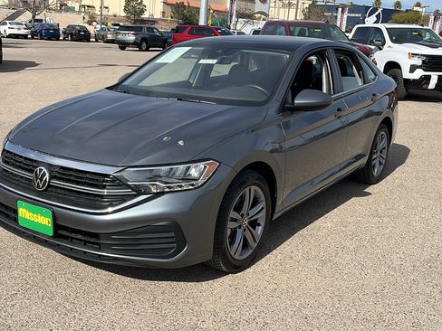 Used 2024 Volkswagen Jetta SE image 3