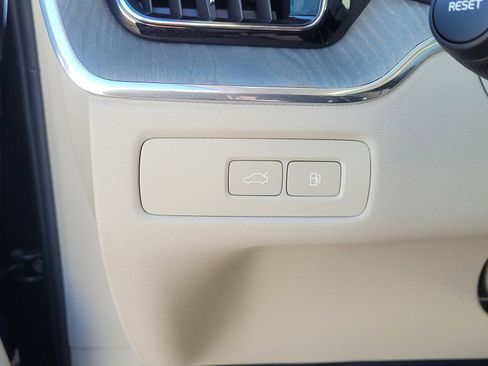 Certified 2024 Volvo XC60 T8 Ultimate w/ Protection Package Premier image 17