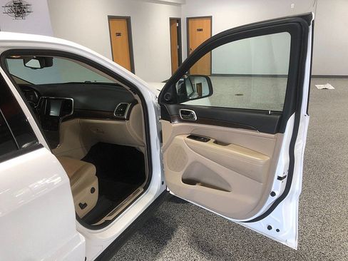 Used 2016 Jeep Grand Cherokee Limited AWD/4WD image 18