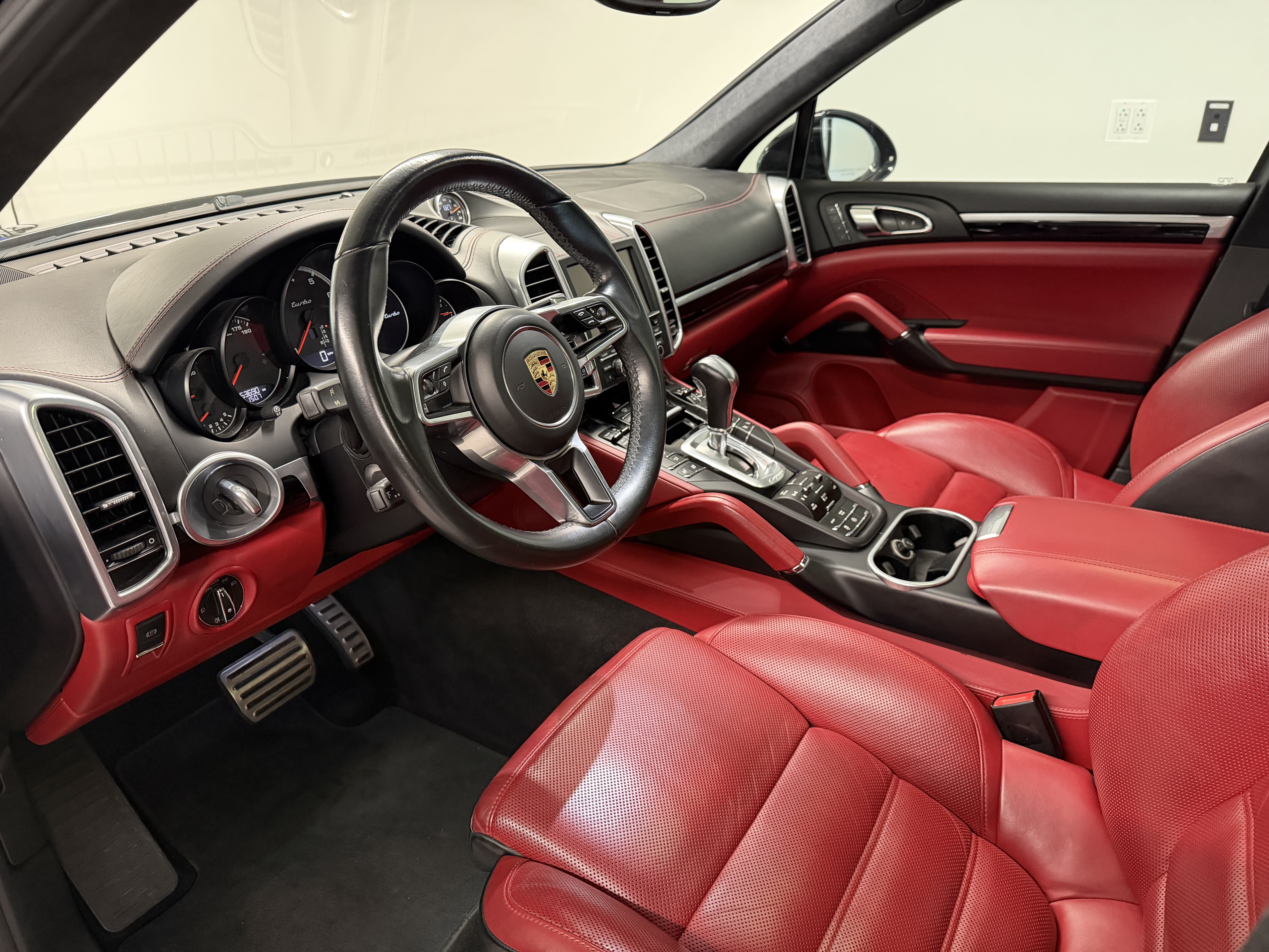 Used 2016 Porsche Cayenne Turbo AWD/4WD image 4