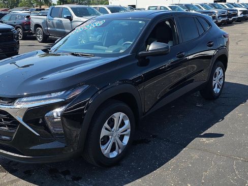 Used 2025 Chevrolet Trax LS FWD image 4