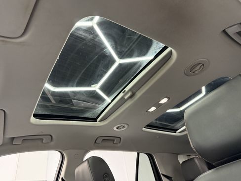 Used 2020 Chevrolet Traverse LT image 21