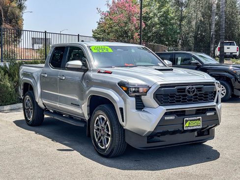 Used 2025 Toyota Tacoma TRD Sport AWD/4WD image 3