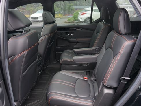 Used 2025 Honda Pilot TrailSport image 18