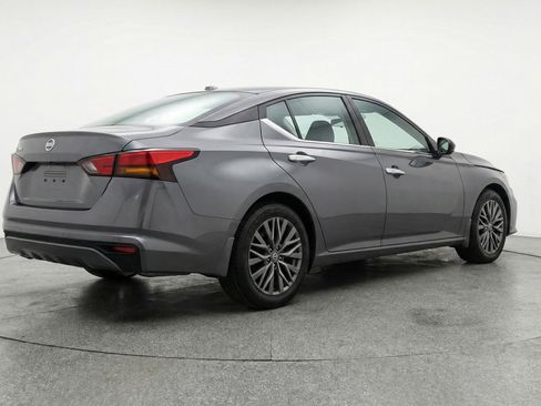 Used 2025 Nissan Altima 2.5 SV image 9