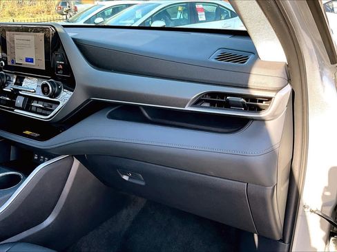 Certified 2025 Toyota Highlander XLE image 18