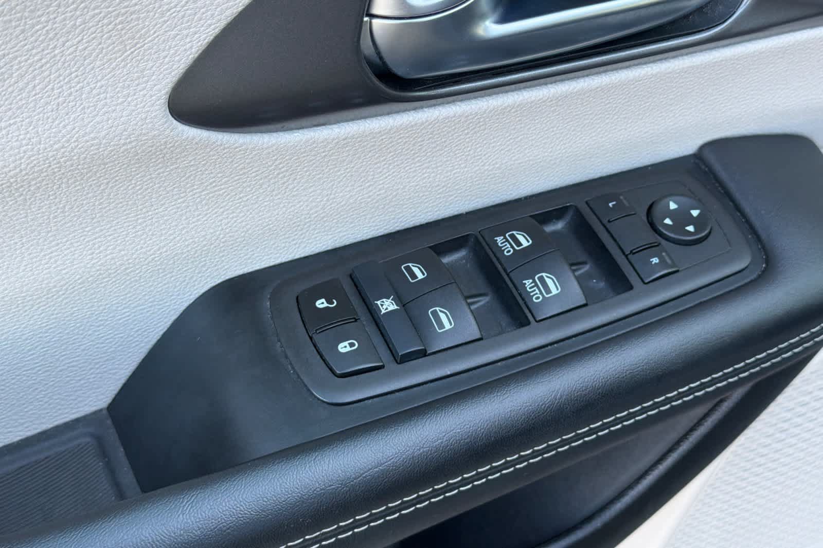 Used 2024 Chrysler Pacifica Touring-L FWD image 13