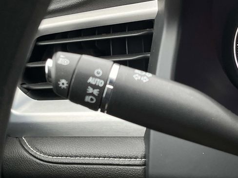 Used 2023 GMC Acadia SLE image 10