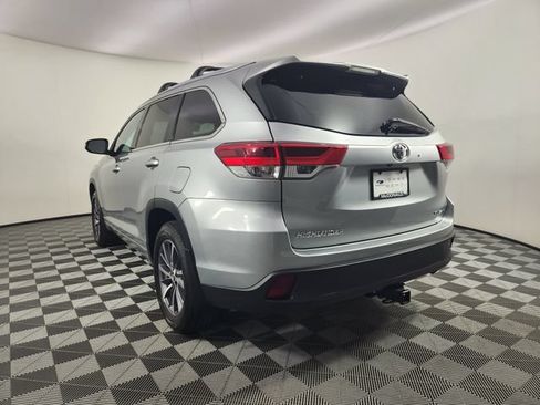 Used 2018 Toyota Highlander XLE AWD/4WD image 3