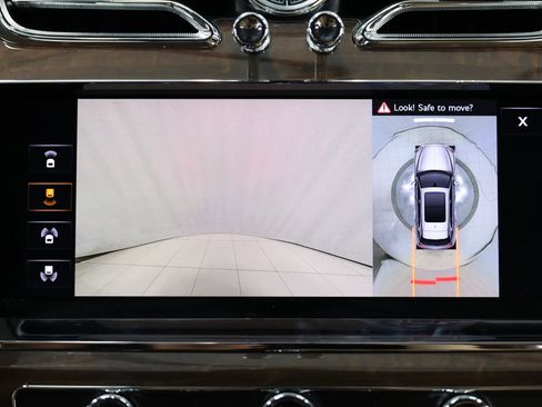 Used 2021 Bentley Bentayga AWD/4WD image 38