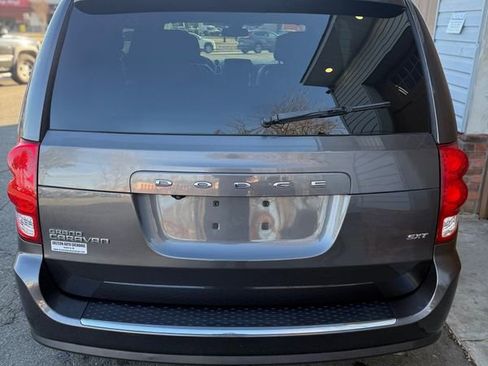Used 2019 Dodge Grand Caravan SXT image 4