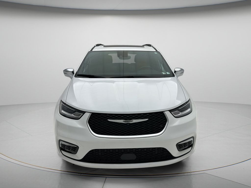 Used 2024 Chrysler Pacifica Pinnacle AWD/4WD image 2