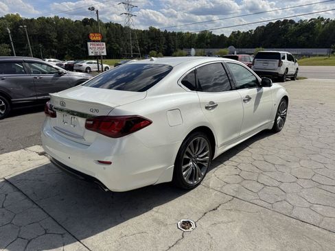 Used 2018 INFINITI Q70 Luxe RWD image 13