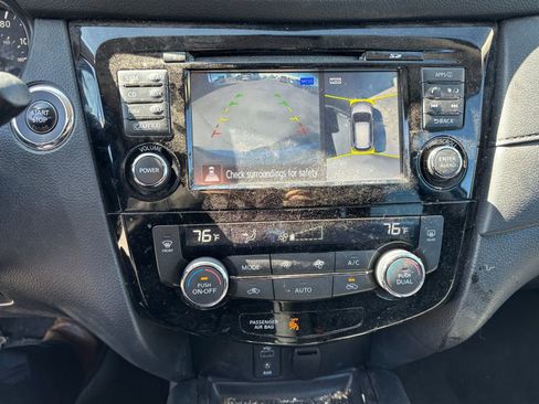 Used 2017 Nissan Rogue SV w/ SV Premium Package image 12