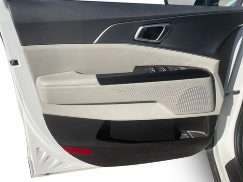 Used 2024 Kia Carnival LX image 7