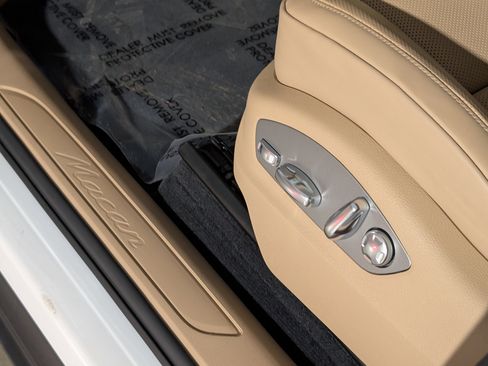 Certified 2025 Porsche Macan image 17