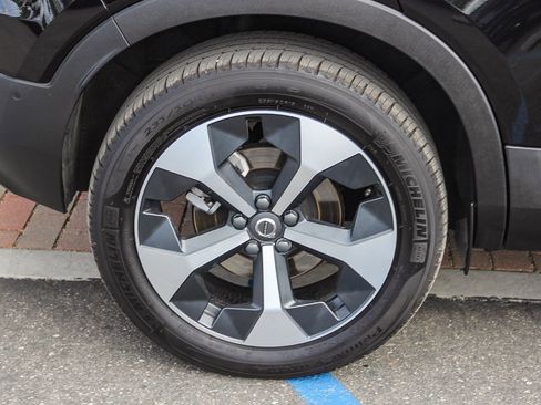 Used 2025 Volvo XC40 B5 Plus w/ Protection Package Premier image 10