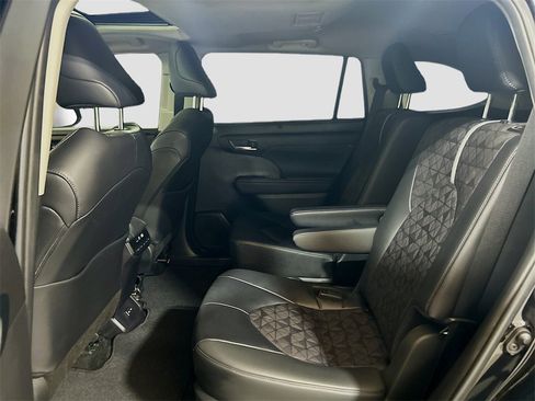 Used 2024 Toyota Highlander XLE image 22