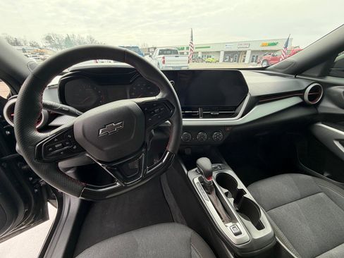 Used 2025 Chevrolet Trax RS w/ Sunroof Package image 9