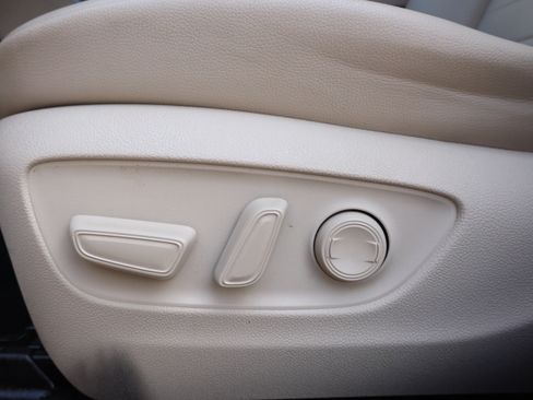 Used 2022 Toyota Highlander XLE FWD image 19