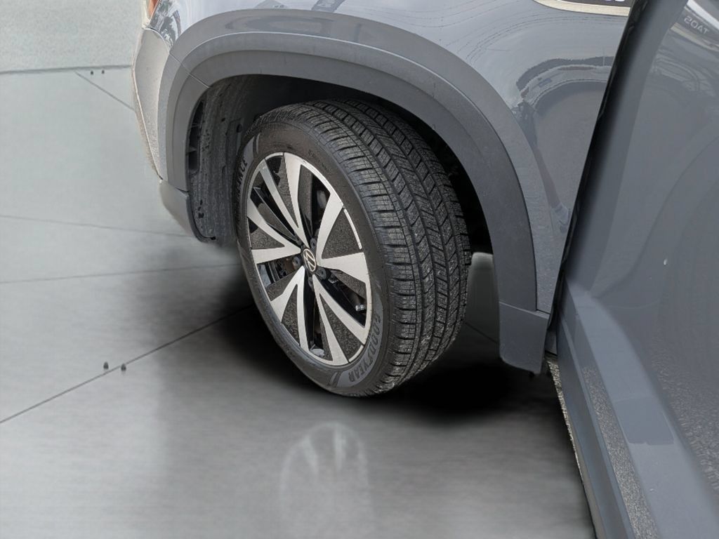 Certified 2023 Volkswagen Taos SE FWD image 35
