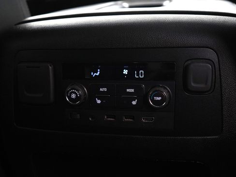 Used 2019 Chevrolet Suburban LT image 18