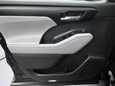 Used 2022 Toyota Highlander XLE image 23