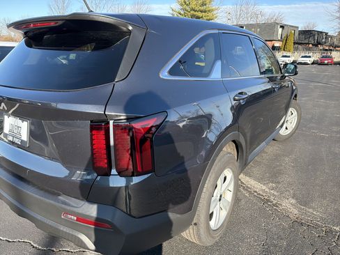 Used 2023 Kia Sorento LX image 4