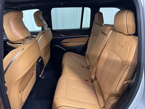 Used 2025 Jeep Grand Cherokee Summit image 12