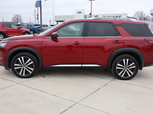Used 2024 Nissan Pathfinder Platinum w/ Cargo Package image 9