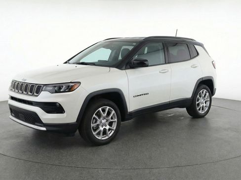 Used 2025 Jeep Compass Limited image 3