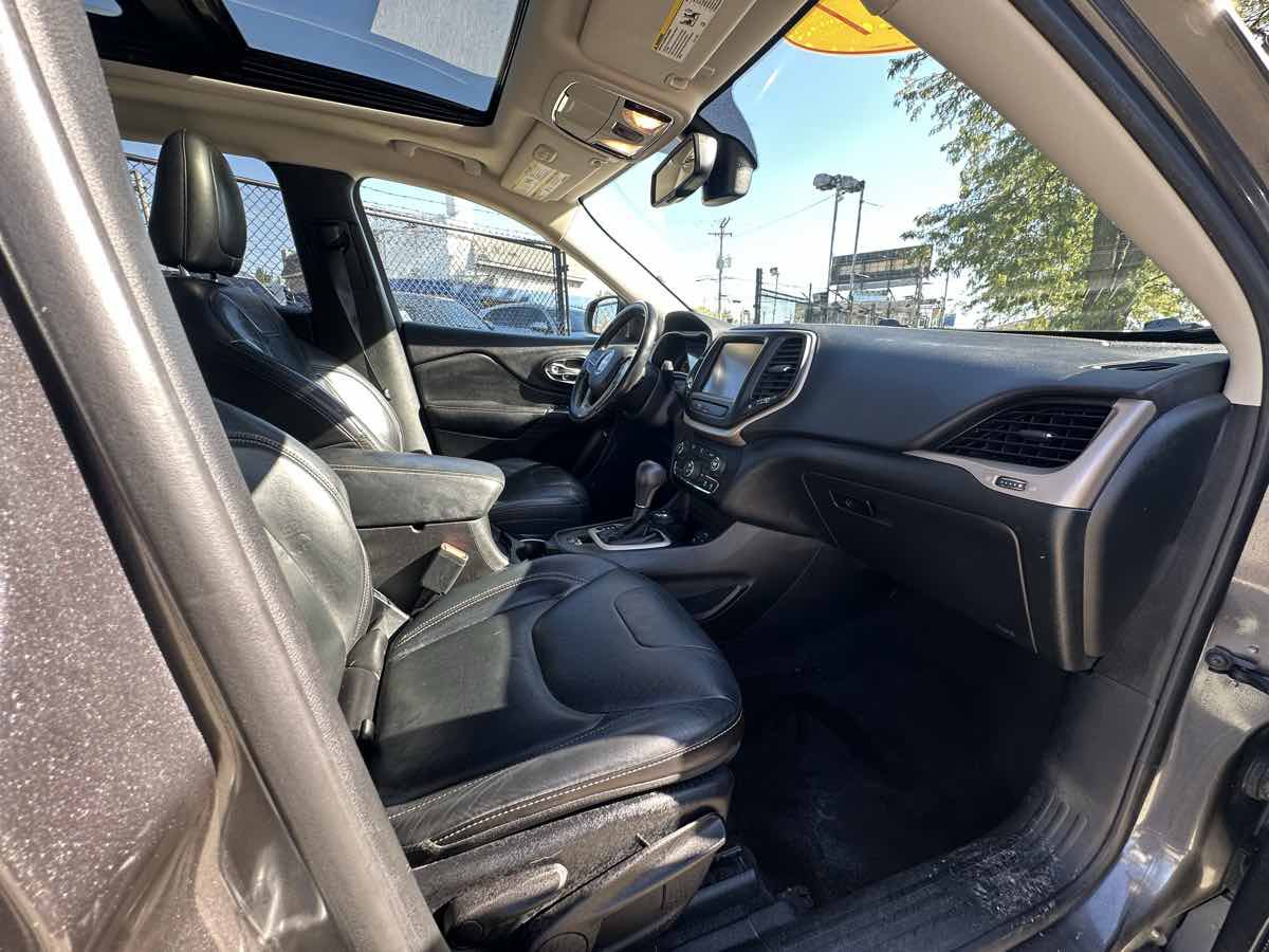 Used 2017 Jeep Cherokee Limited AWD/4WD image 28