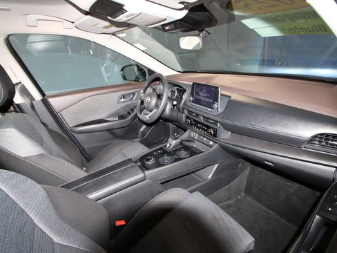 Used 2023 Nissan Rogue SV image 19