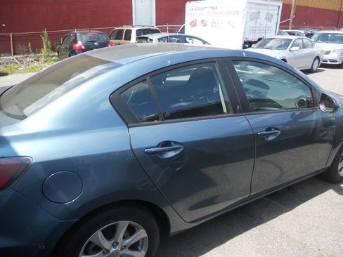 Used 2010 MAZDA MAZDA3 i Touring FWD image 3