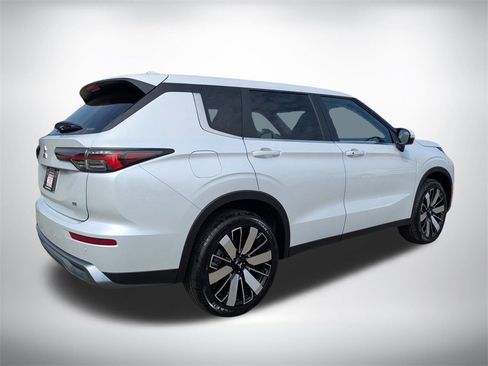 New 2025 Mitsubishi Outlander SE image 3