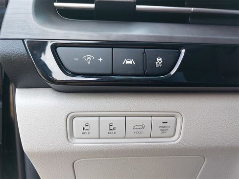 Used 2022 Kia Carnival EX image 22