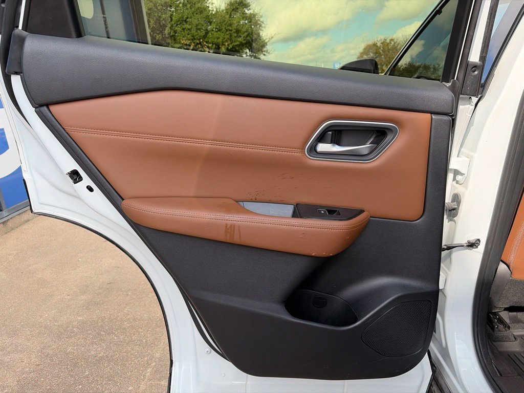 Used 2024 Nissan Rogue Platinum FWD image 17
