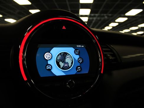 Used 2019 MINI Cooper 4-Door Hardtop image 18