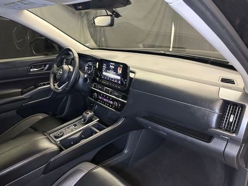 Used 2024 Nissan Pathfinder SL AWD/4WD image 17